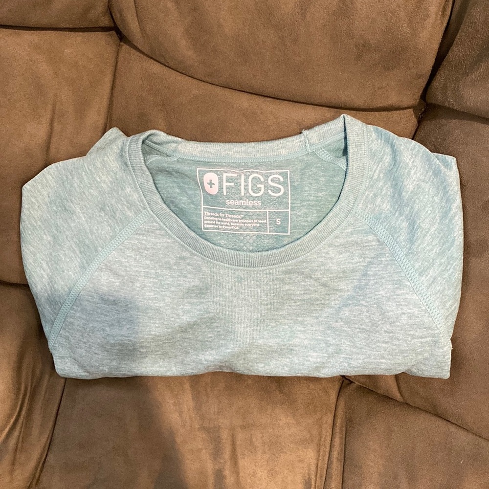 Figs seamless long sleeve underscrub top. Size small.